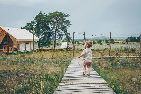 Quels sont les secrets pour une expérience de glamping en pleine nature en Suède?
