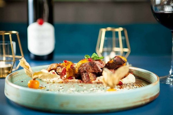 Comment découvrir les traditions culinaires basques à San Sebastián, Espagne : cours de cuisine et marchés locaux ?